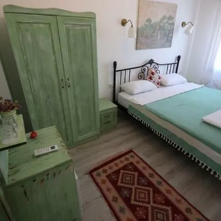 Data Yaghane Butik 4*